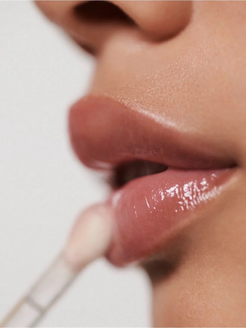La Mer ‘The Lip Volumizer’ Plumping Lip Gloss in Sheer Glow